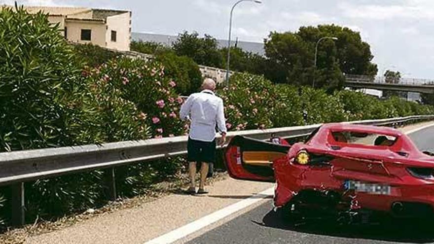 El conductor del Ferrari siniestrado, ayer, en la autovía de Llevant tras la colisión por alcance que originó el descomunal atasco.