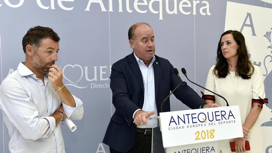 El alcalde de Antequera y el delegado de Hacienda, ayer.