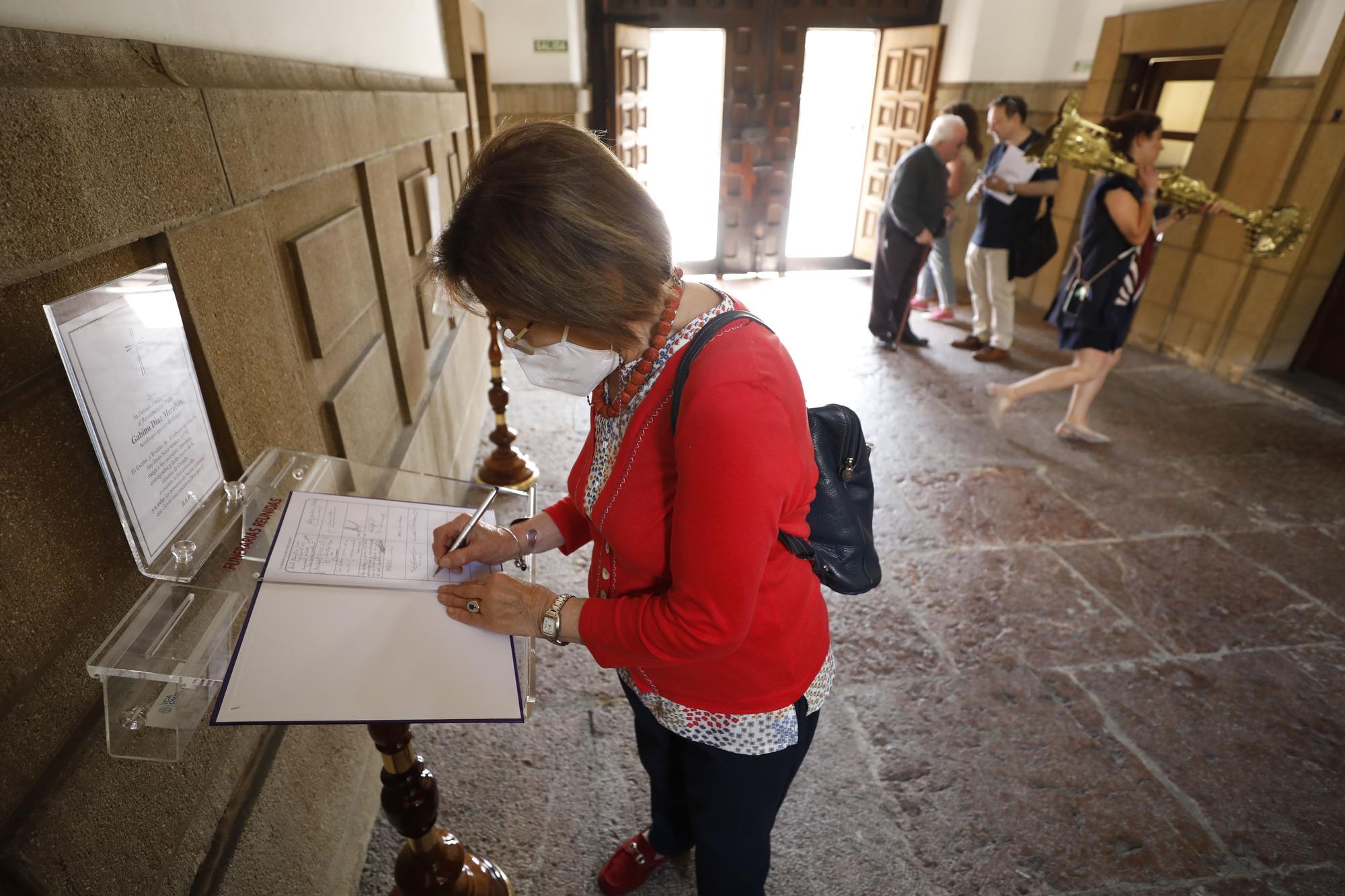 En imágenes: religiosos y amigos firman en los libros de condolencias del Arzobispado por Díaz Merchán