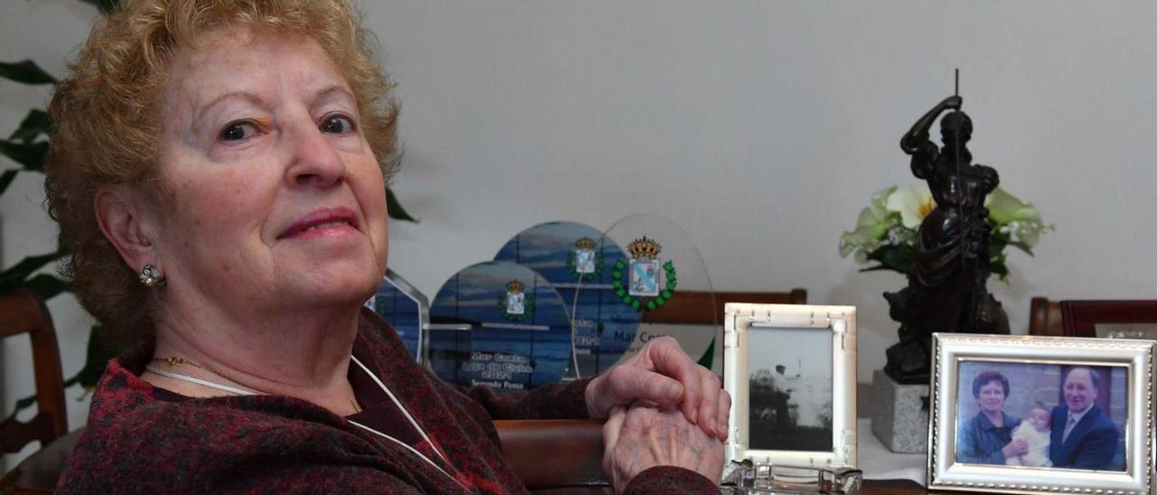 Leonor Martínez, en su domicilio con varias fotografías familiares.