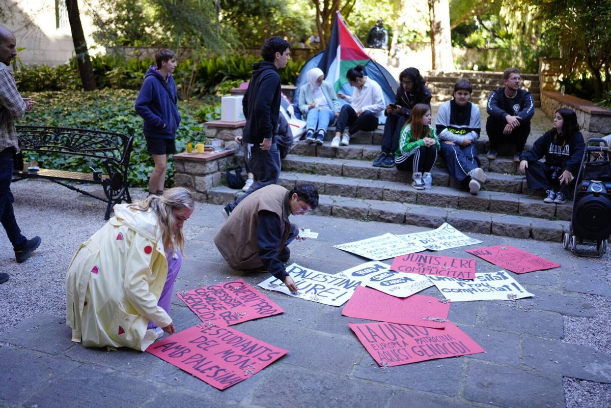 Acampada en apoyo a Palestina en la UB del Raval