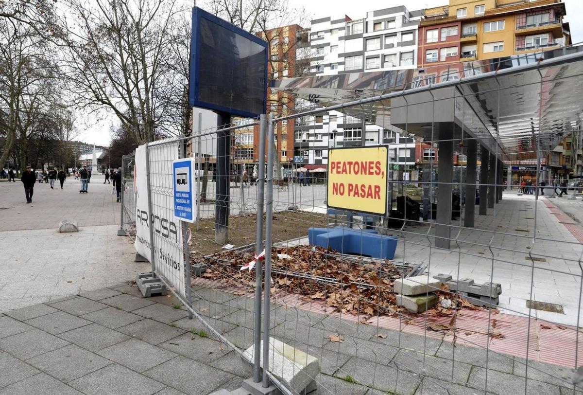 1. La marquesina de Las Meanas, en obras. 2. Usuarios subiéndose a un autobús en la parada provisional.  3. Nicolás Martín, un vecino que esperaba en la parada provisional. 4. Sira Iglesias, sentada en uno de los bancos que coinciden con la parada provisional. | M. VILLAMUZA