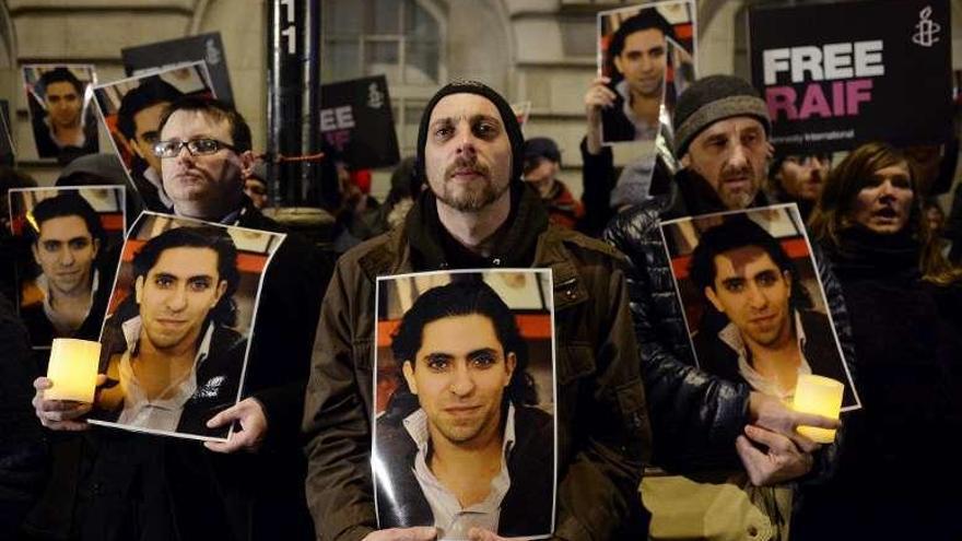 Activistas, en una manifestación a favor de Badawi.