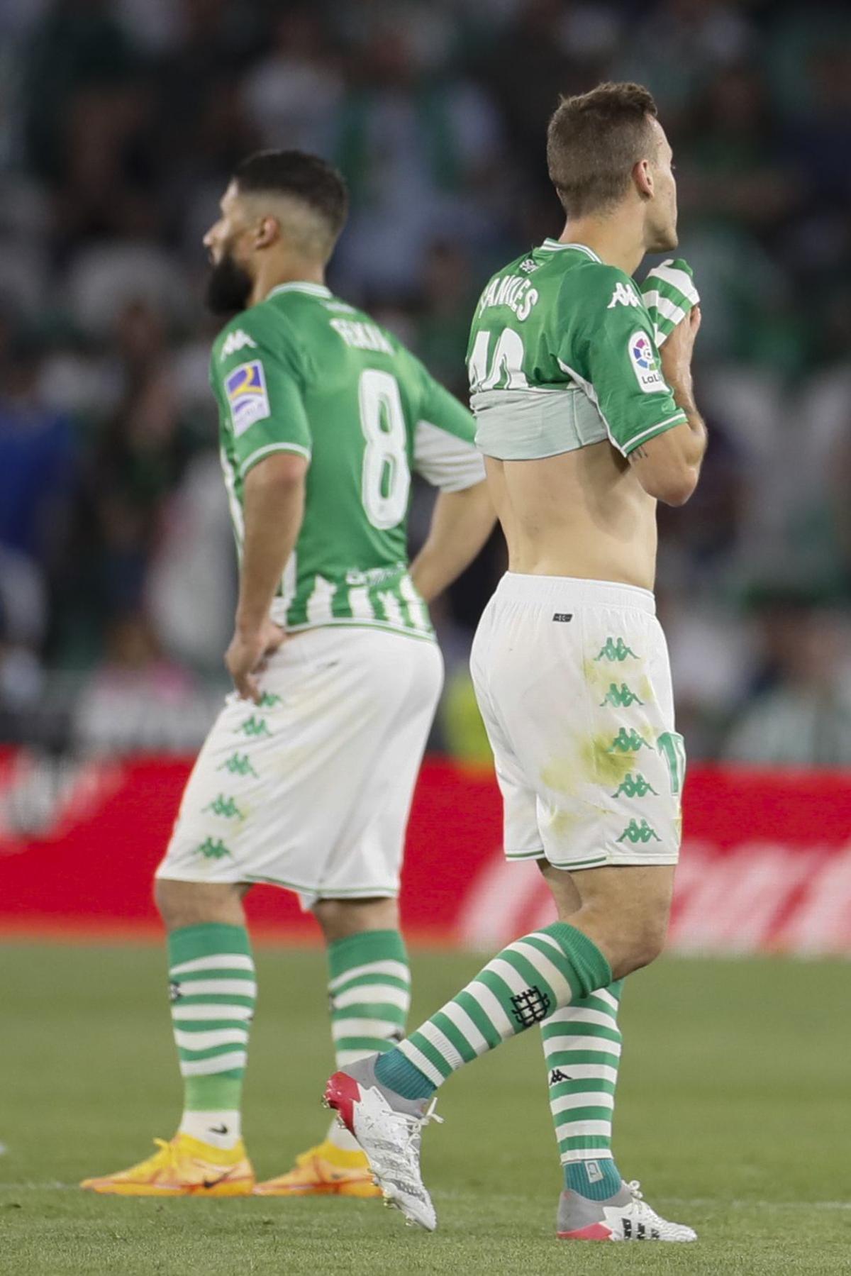 SEVILLA, 07/05/2022.- Los jugadores del Real Betis tras el segundo gol del FC Barcelona, durante el partido de la jornada 35 de LaLiga Santander que Real Betis y FC Barcelona disputan este sábado en el estadio Benito Villamarín, en Sevilla. EFE/José Manuel Vidal