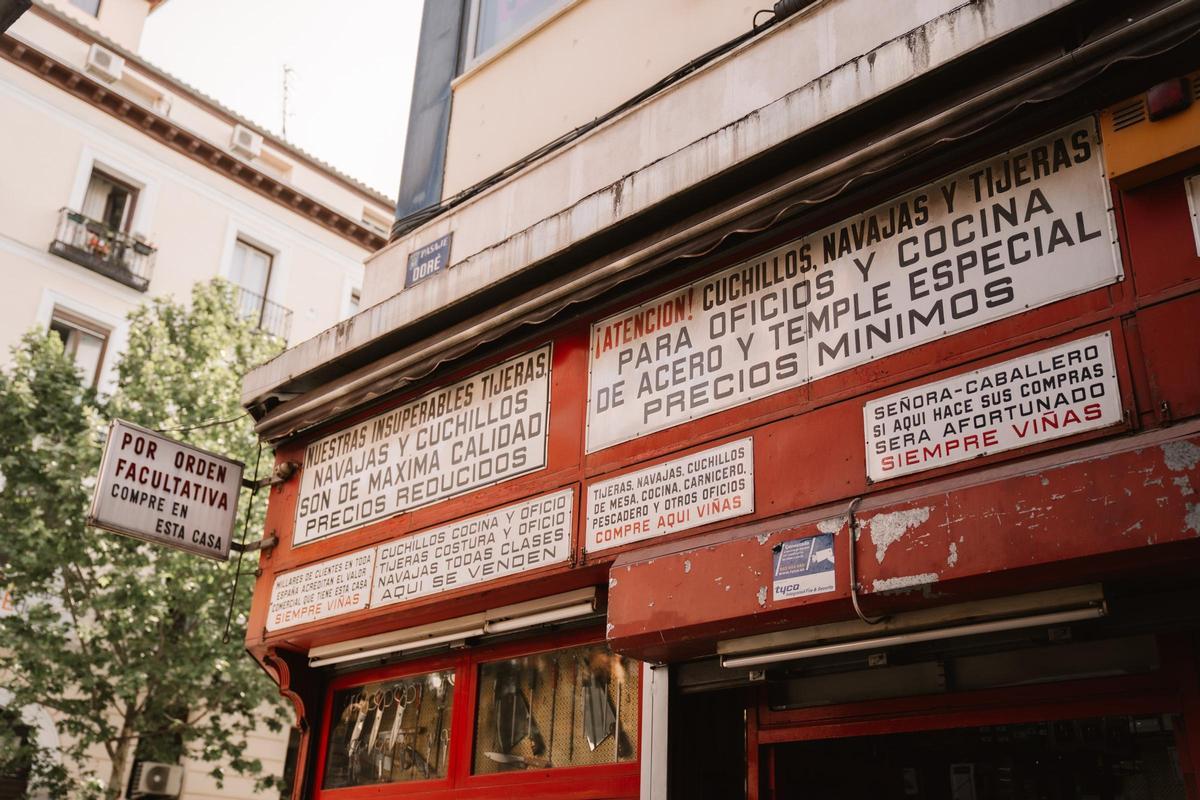 En el local todo el mobiliario es original, con 112 años de historia.
