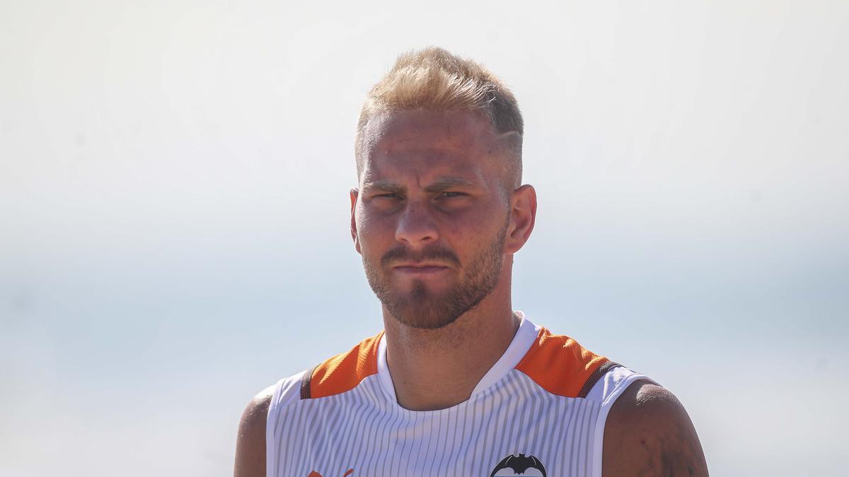 Uros Racic con la camiseta del Valencia CF