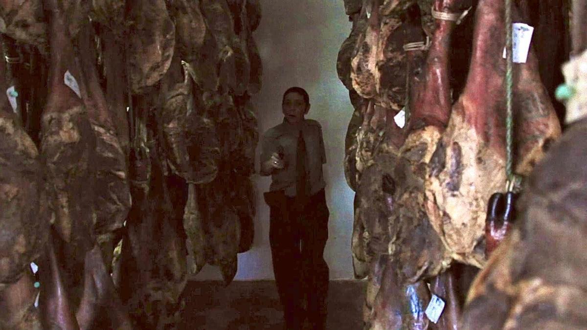 Secuencia rodada en una tienda de jamones del pueblo.