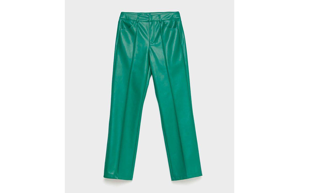 Pantalón de efecto piel verde, de Stradivarius.