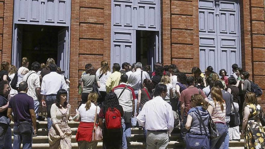 Decenas de aspirantes a profesor acceden a las pruebas en Zamora.