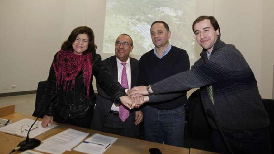 Carmen Lareo, Manuel Blanco, Jesús Otero y Diego Casal, tras la firma del convenio. // Bernabé/Gutier