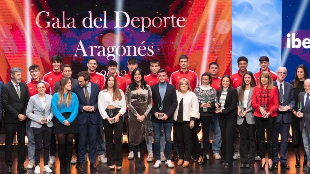 Foto de familia de los premiados en la Gala del Deporte Aragonés en Huesca.