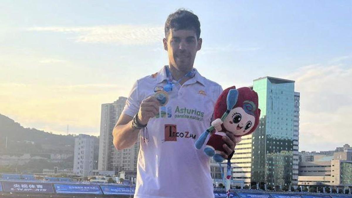 Fernando Busto muestra la medalla de oro de Bazhong. | FDV