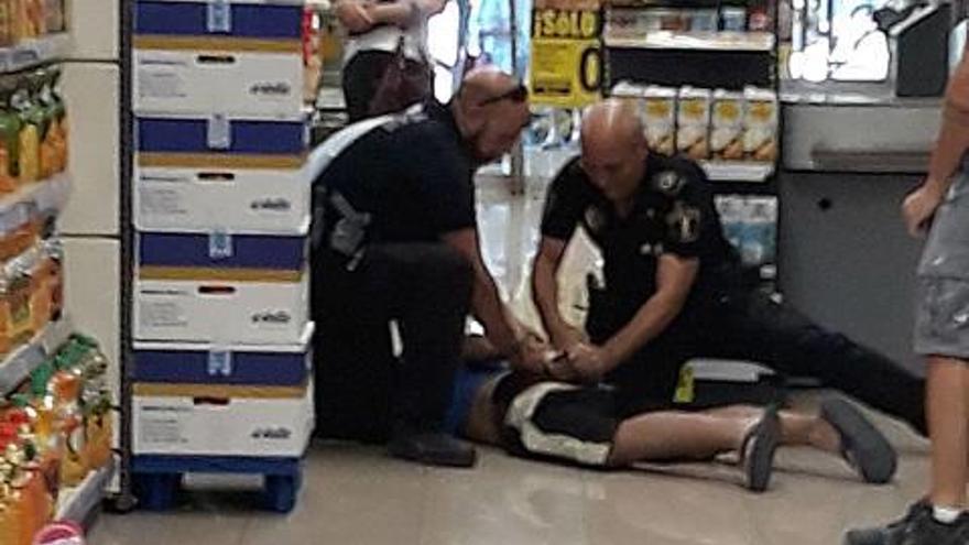 El momento en que la Policía Local detiene al joven.