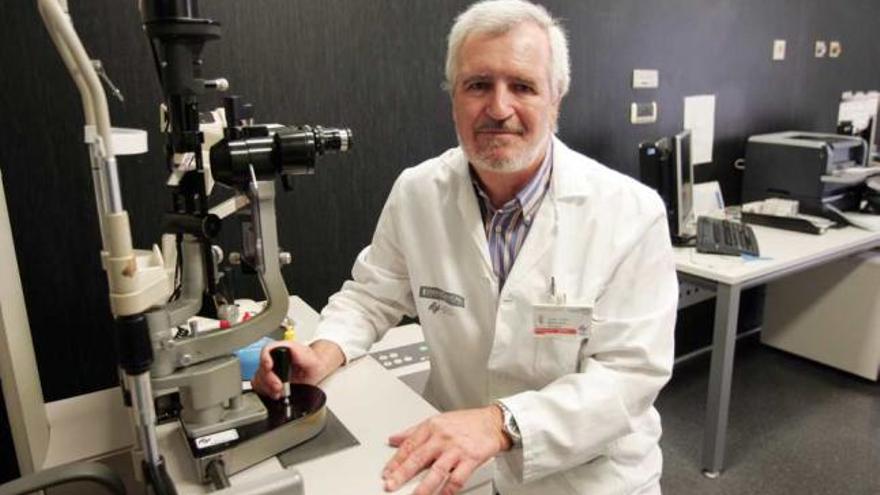 El jefe de servicio de Oftalmología del Hospital General advierte de la necesidad de utilizar las lentes de contacto con cuidado.