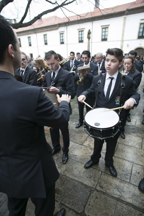 Desenclavo y procesión del Santo Entierro en Avillés