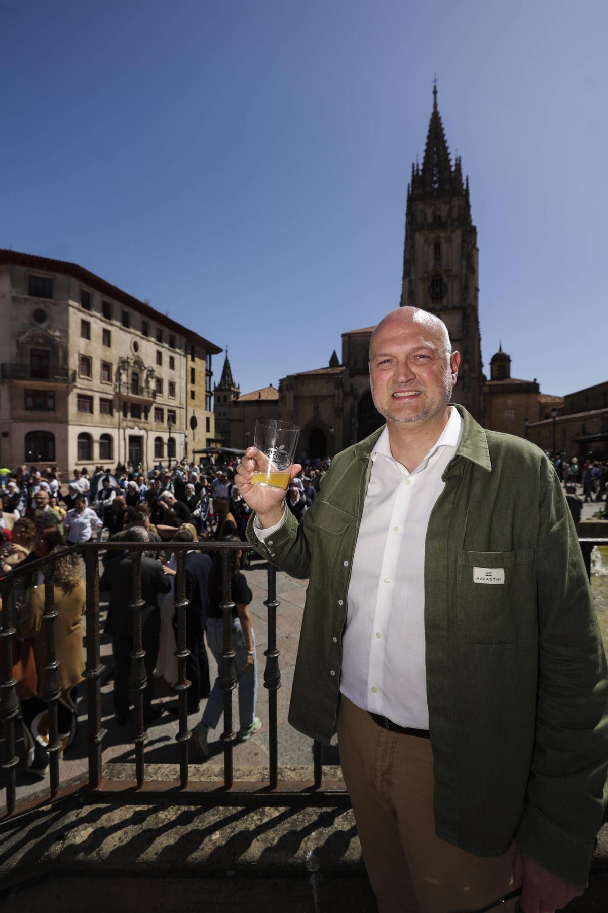 Oviedo levanta el brazo para un escanciado popular con más de un millar de personas por el Día Mundial de la Sidra, en imágenes