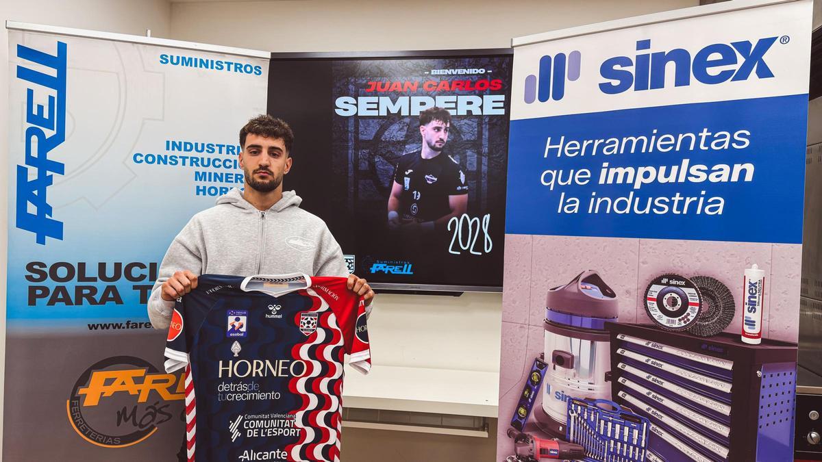 Sempere posa con la camiseta del Horneo Alicante