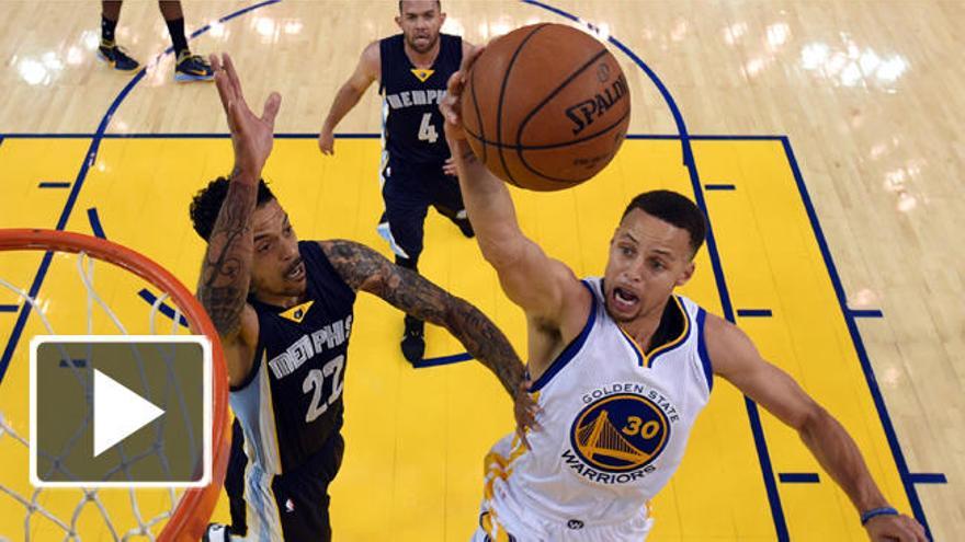 Curry entra a canasta en el partido ante Memphis.