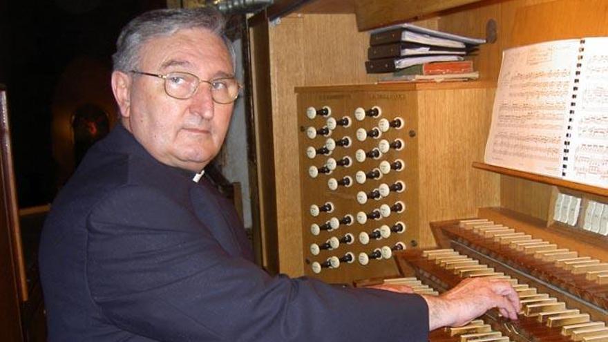 El canónigo y músico mallorquín Bartomeu Veny, frente a un órgano