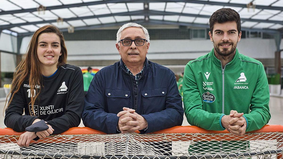 Katy Guscin, José Luis Huelves y Carles Grau, ayer en el colegio Liceo La Paz. |  // CASTELEIRO/ROLLER AGENCIA