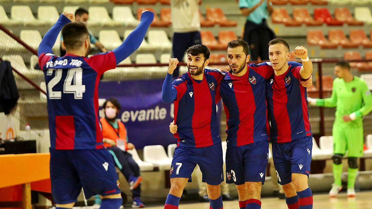 Los jugadores del Levante FS celebran un gol en la Liga esta temporada en el pabellón de Paterna.  | F. CALABUIG/SD