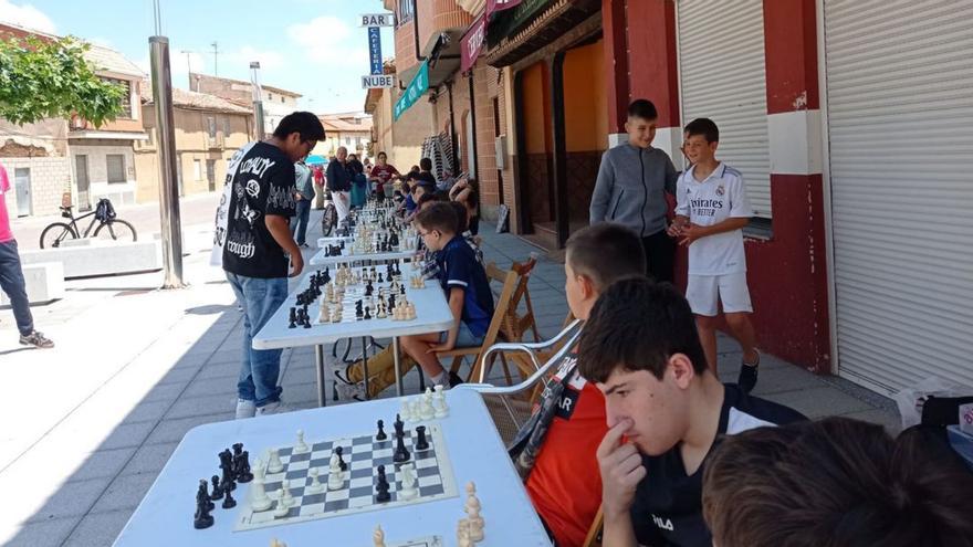 Partidas simultáneas de ajedrez en San Cristóbal de Entreviñas