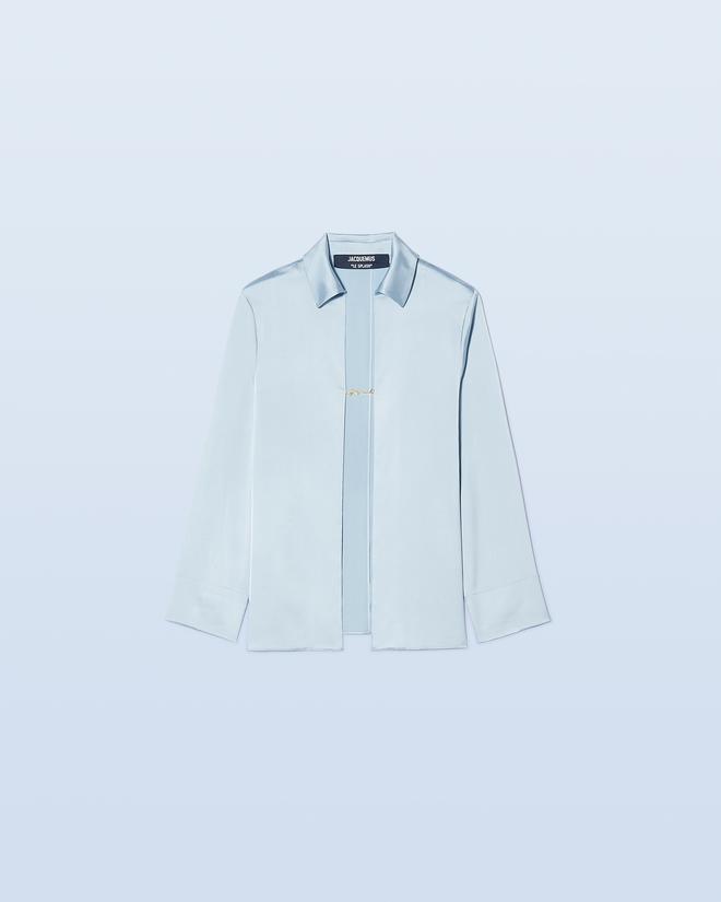 Blusa azul satinada, de Jacquemus