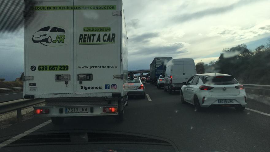 Atascos en la A-70 al cerrar el túnel de Sant Joan por un accidente de tráfico