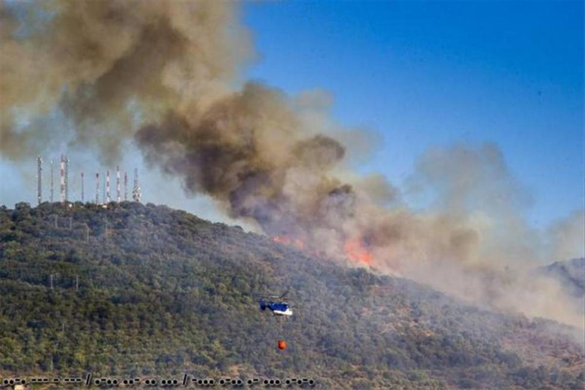 Un incendio en la sierra de Santa Bárbara causa alarma en Plasencia