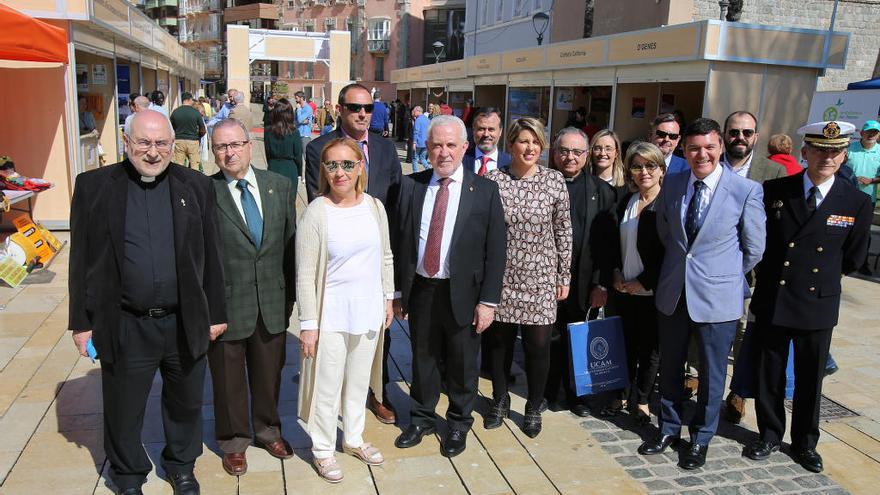 Visita de autoridades a la inauguración de la Muestra.