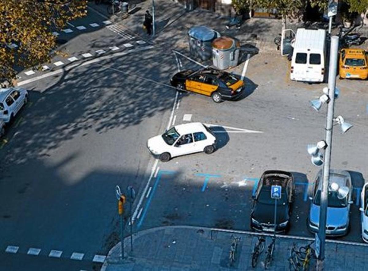 Una moto esbronca un cotxe que gira cap al passeig de Gràcia des del vial central de la Diagonal. Una moto esbronca un cotxe que gira cap al passeig de Gràcia des del vial central de la Diagonal.