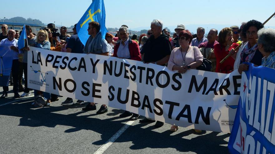 El sector del mar de Galicia y Asturias se une contra la eólica marina