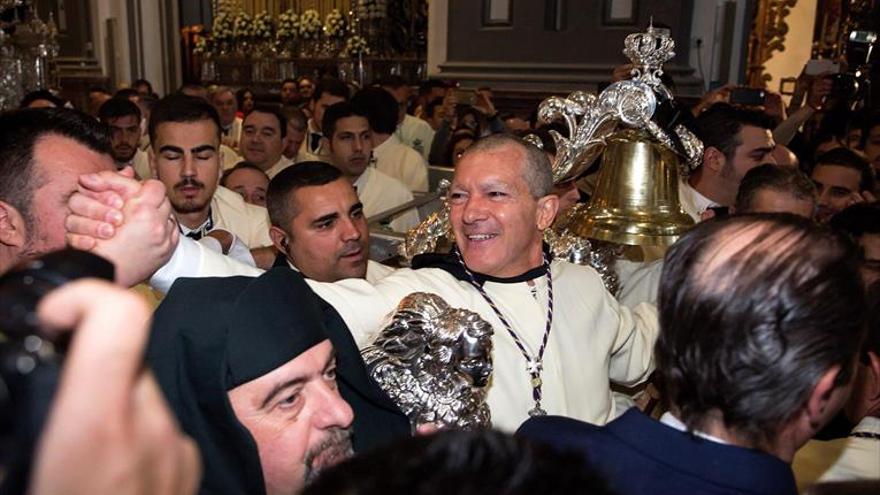 Banderas acude a la cita con la Virgen de Lágrimas y Favores en Málaga