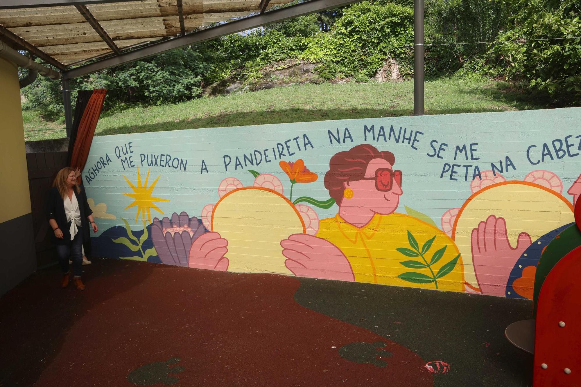 As cantareiras Adolfina e Rosa Casás decoran as paredes da escola infantil Luís Seoane