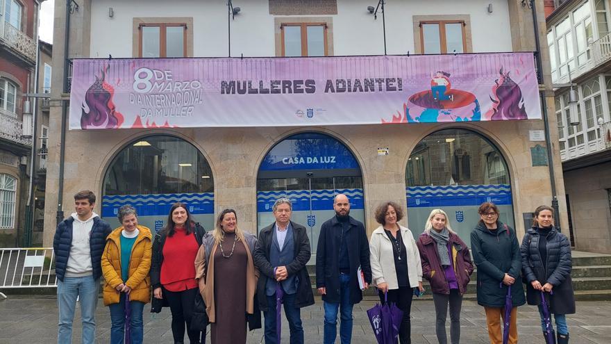 Pontevedra arranca su agenda de actos por el 8-M con pancarta y lectura del manifiesto institucional