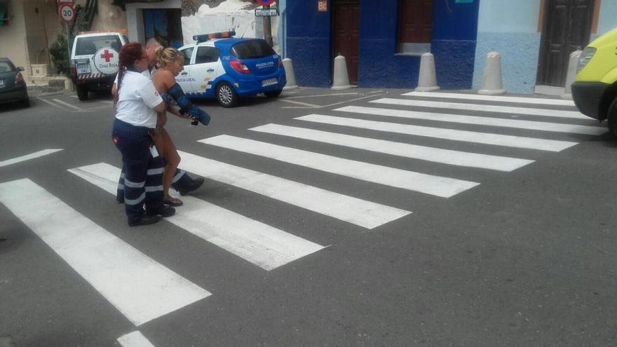 La joven accidentada recibe ayuda.