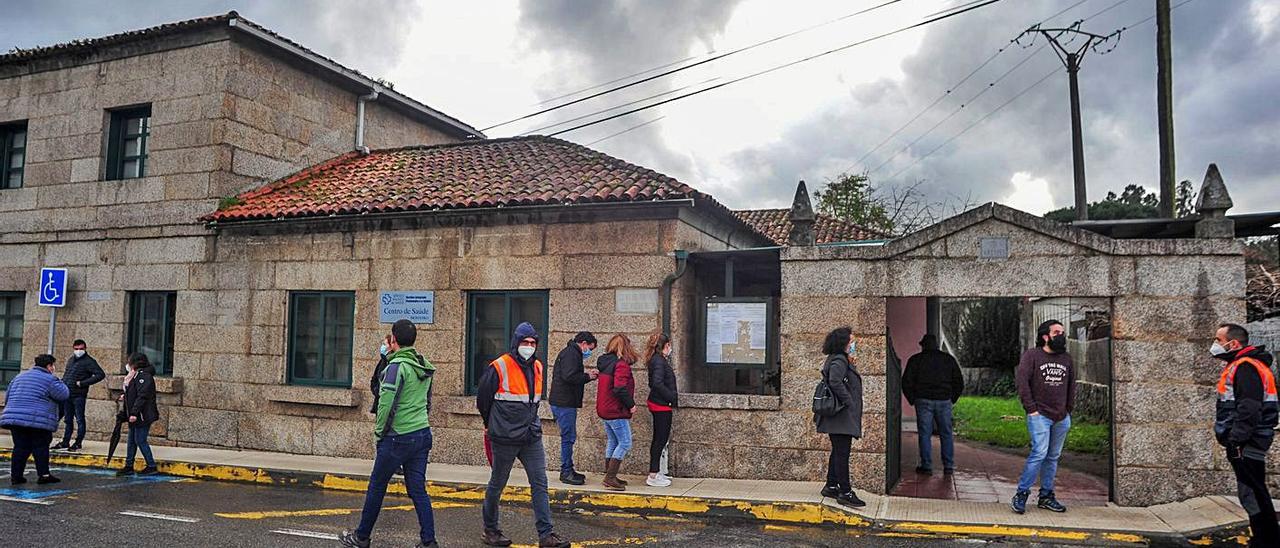Vecinos de Meis a la espera de hacerse el test de antígenos en el centro médico de Mosteiro.