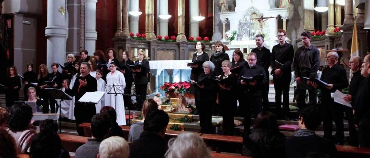 Un momento del concierto, que abarrotó de público la &quot;Iglesiona&quot;.