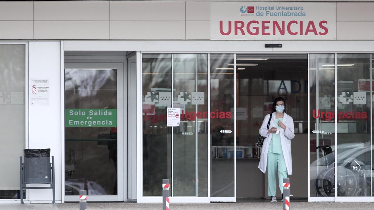 Una sanitaria protegida con guantes y mascarilla en la entrada de Urgencias del Hospital de Fuenlabrada.