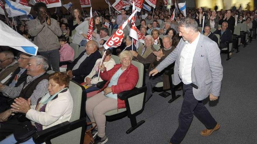 Manuel Cuíña saluda a una asistente antes de subir al escenario para su discurso. // Bernabé/Javier Lalín