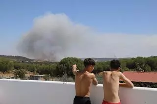 El viento dificulta las labores de extinción del incendio de Cerro Muriano, mientras el Infoca redobla esfuerzos