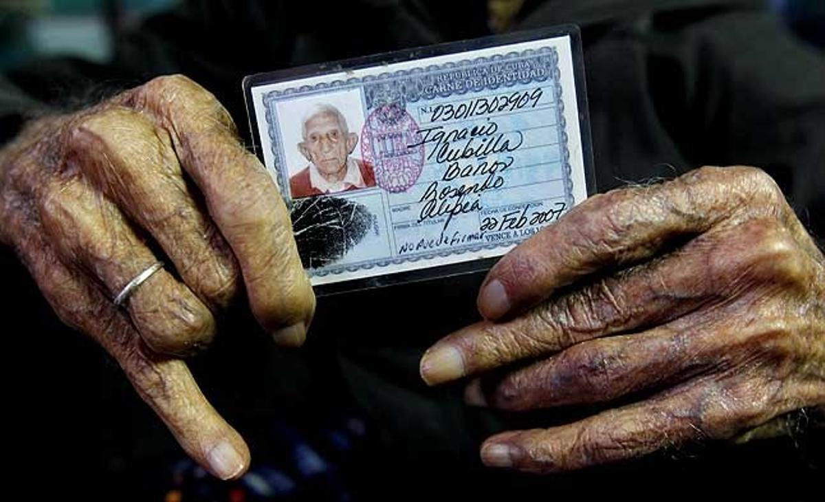 Ignacio Cubilla Baños mostra el seu carnet d’identitat durant la celebració del seu 111 aniversari a casa seva a l’Havana (Cuba).