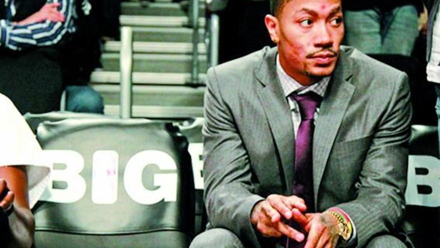 Arriba, Derrick Rose, en el banquillo de los Bulls; al lado, broma de una página de fans de LeBron James.