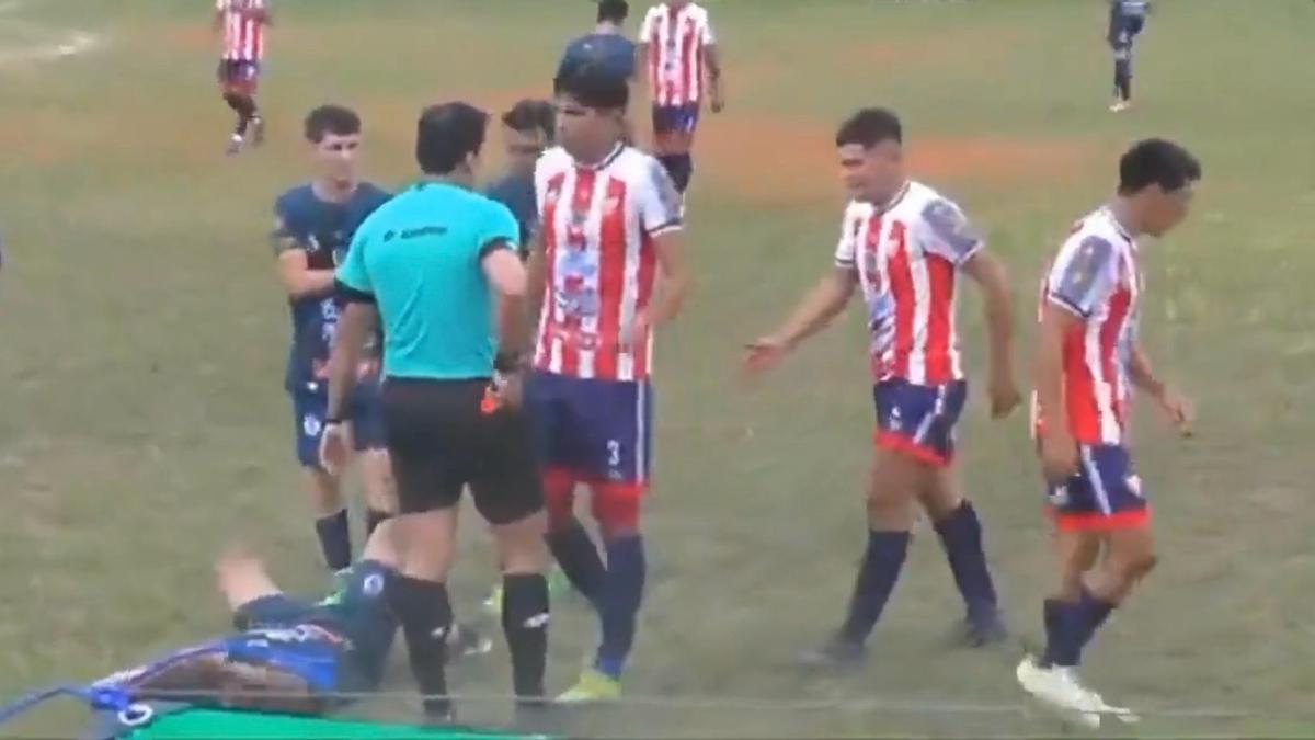 Brutal entrada que acaba a sillazos en un partido de fútbol en Paraguay