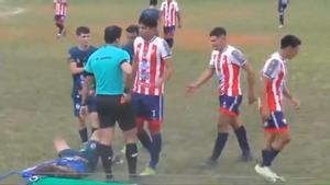 Brutal entrada que acaba a sillazos en un partido de fútbol en Paraguay