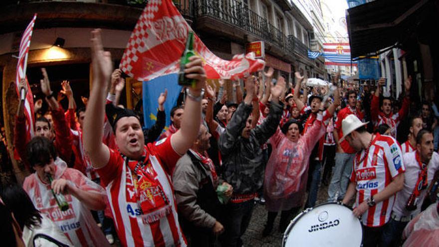 Aficionados del Sporting, durante el desplazamiento a La Coruña de esta temporada.
