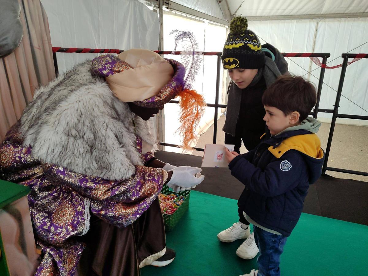 Los Reyes Magos llegan a Bueu por mar antes de la cabalgata de esta tarde