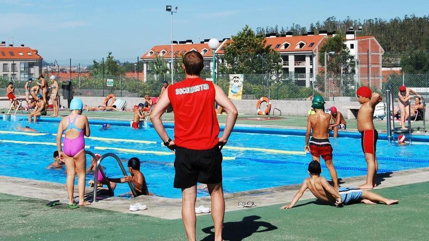 La comarca suma más de la mitad de los municipios con ayudas de la Diputación coruñesa para limpiar playas y socorrismo