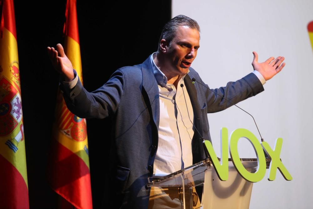 Unas 400 personas asisten al mitin de Vox en Ibiza
