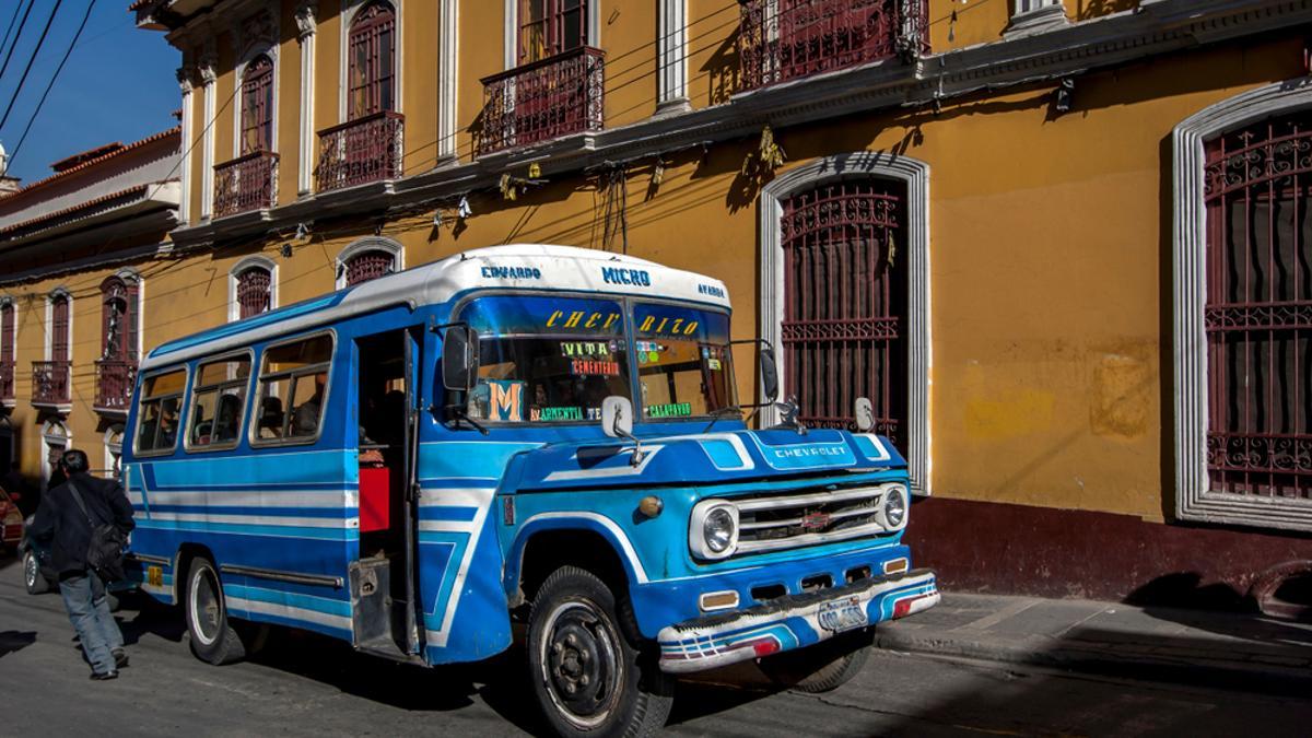 Un autobús recorre las calles de La Paz, en Bolivia.